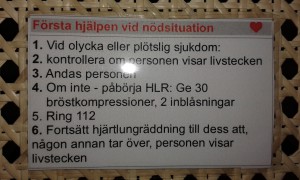 På baksidan får du mer information om hur du ska agera i en nödsituation.